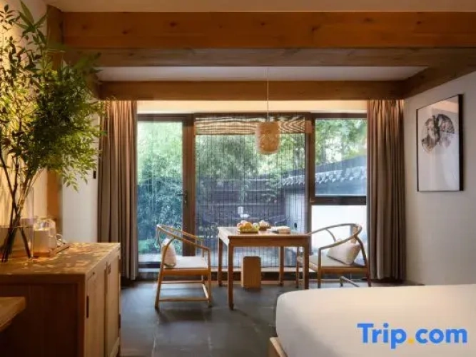 Standard Twin room with courtyard view