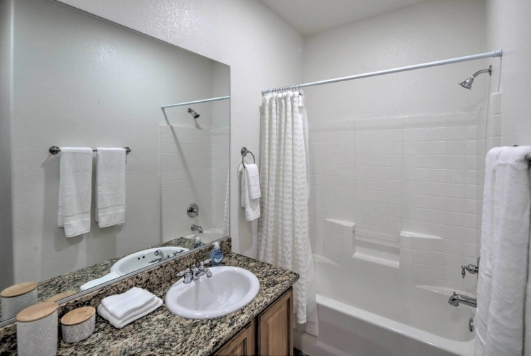 4 Bedrooms Apartment
