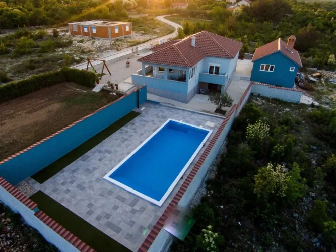 3 Bedrooms Apartment