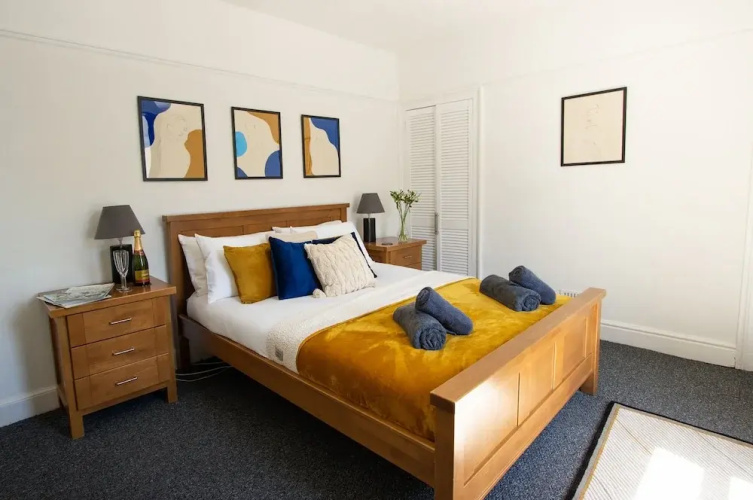 Spacious - Central 2 Bed Apartment