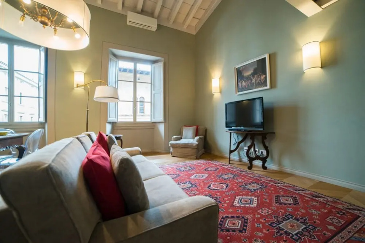 Charming Two Bedroom Apartment in Piazza Strozzi