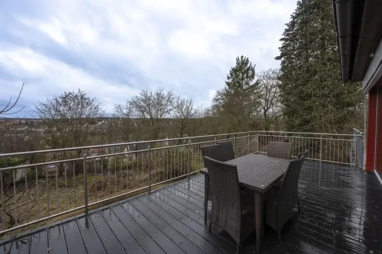 3 Bedrooms Standard Family room with garden view
