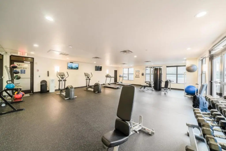 1BR Executive Suite With Pool, Gym & Fast Wi-Fi By ENVITAE