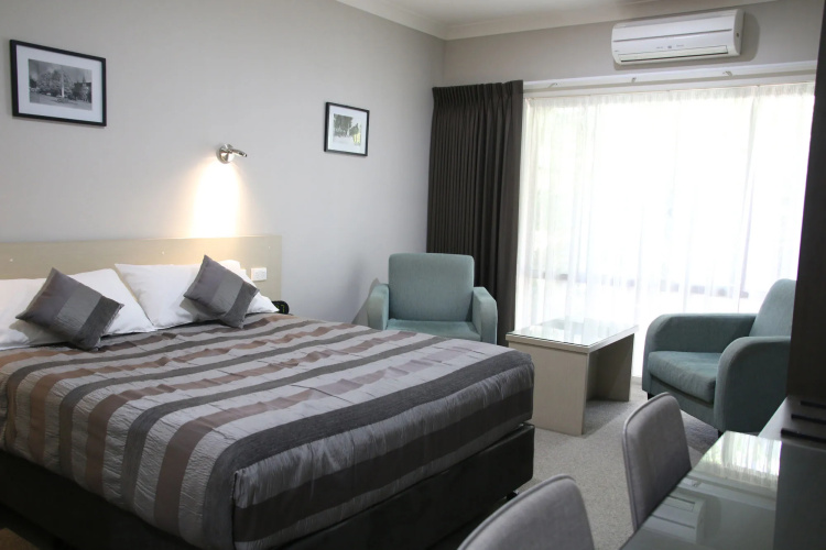 Barrass's John Bright Motor Inn