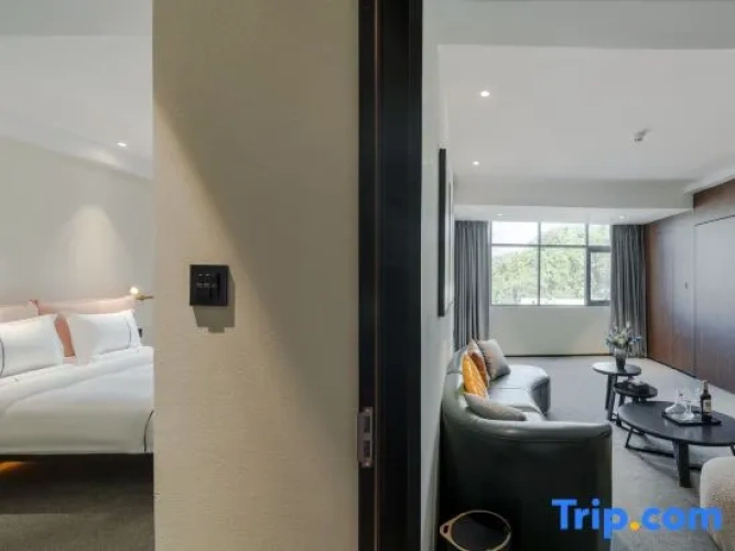 2 Bedrooms Business Suite with lake view