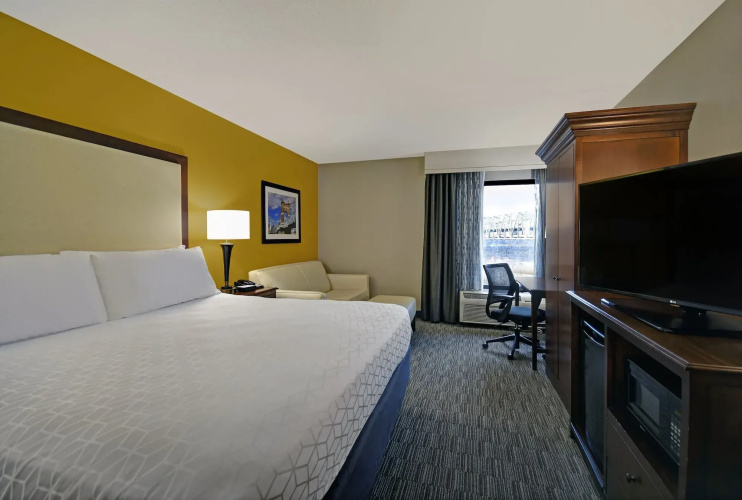 Holiday Inn Express & Suites Cincinnati Riverfront by IHG