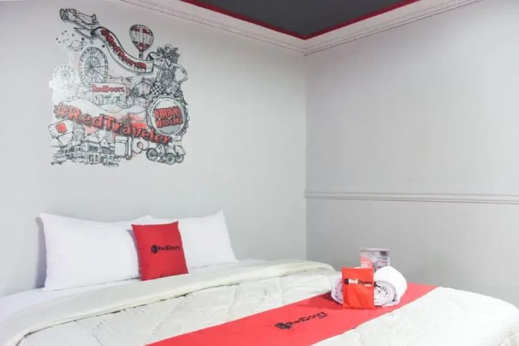 RedDoorz Plus near Senen 2