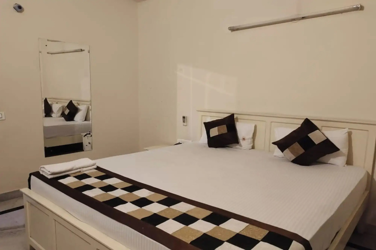 FabHotel Dior Pink City