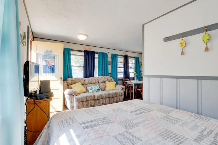 Cozy Camdenton Cottage W/ Deck + Boat Dock Access! - Missouri