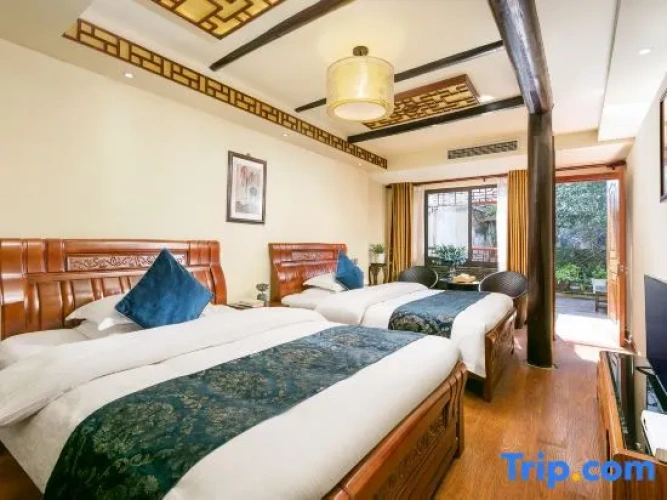 Standard Family room with courtyard view