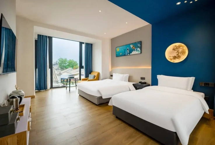 Standard Twin room with courtyard view