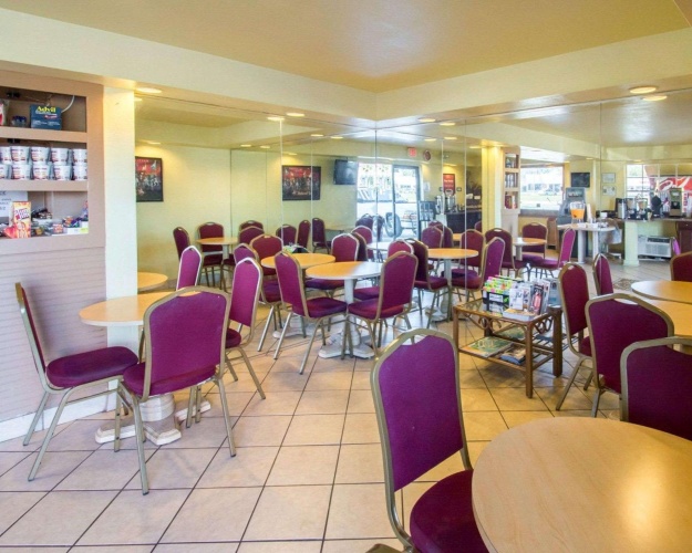 Econo Lodge Inn & Suites Maingate Central photo 24