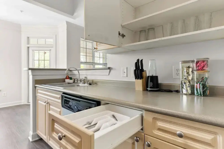 Upscale King 2BR Suite Downtown Raleigh