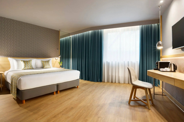 Standard Atrium View room