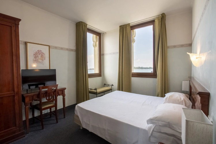 Russo Palace Hotel