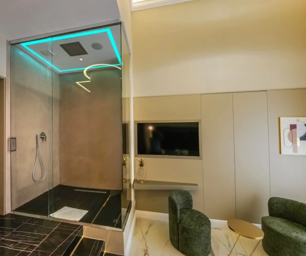 1 Bedroom Luxury Suite with balcony and with city view