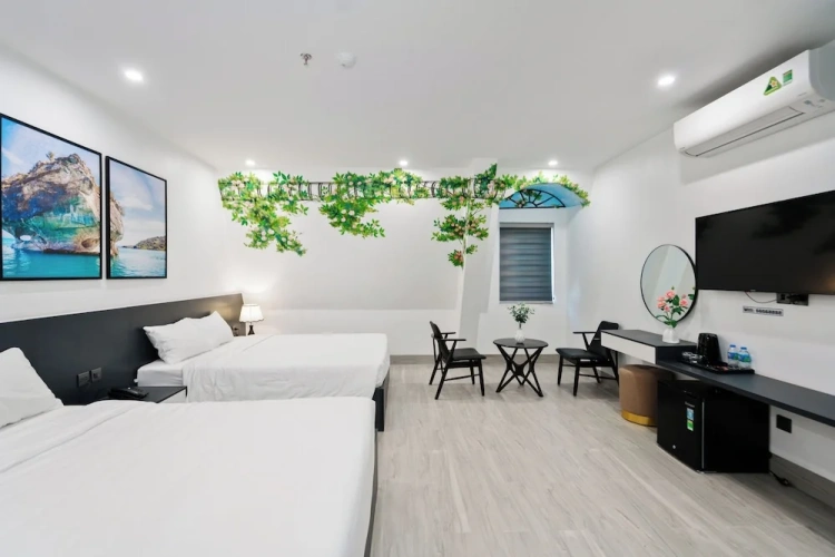 Deluxe Quadruple room with city view