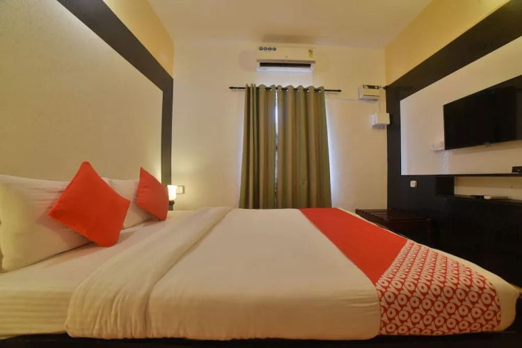 Oyo 30128 Reddys Hotel
