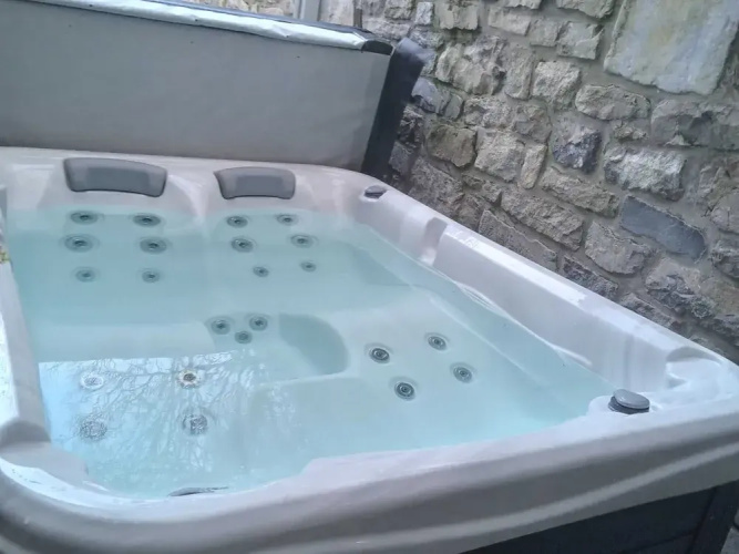 Cottage With Bubble Bath