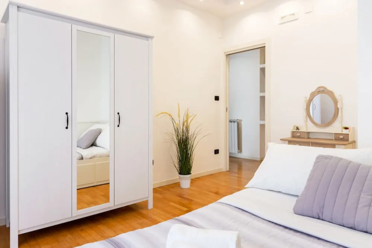 Bright flat next to the Vomero