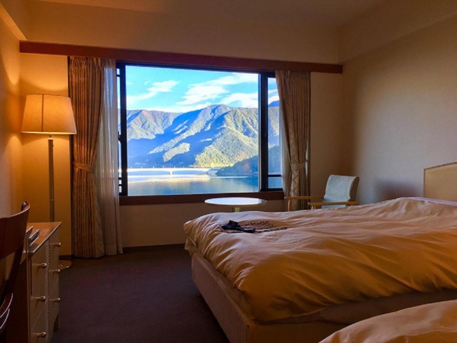 Twin room with lake view