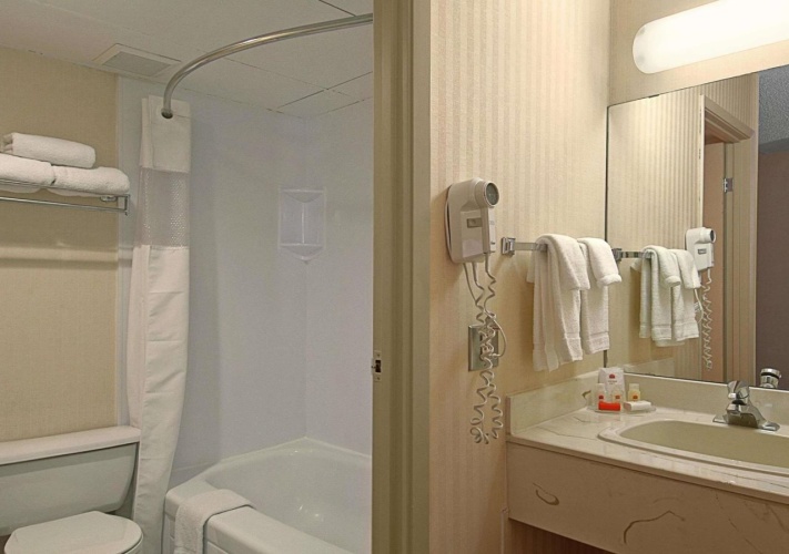 Ramada Limited Calgary Northwest photo 11