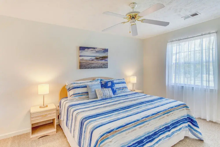 Screened Porch & Community Perks: Myrtle Beach Gem