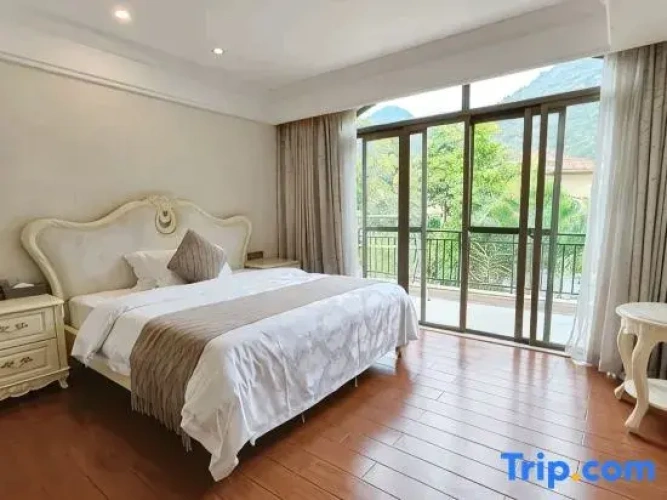 5 Bedrooms Villa