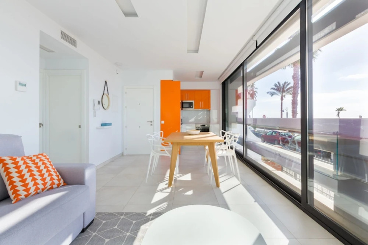 RENTHAS Calabeach Apartment