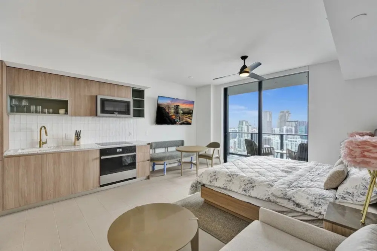 Downtown Studio W City Views
