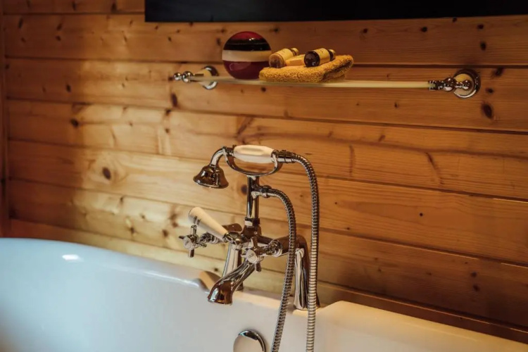Donard Shadow Lodge