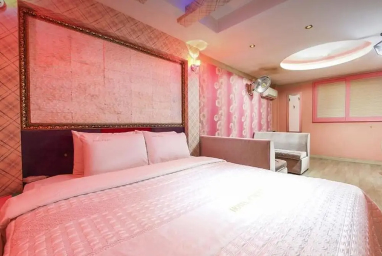Renaissance Motel
