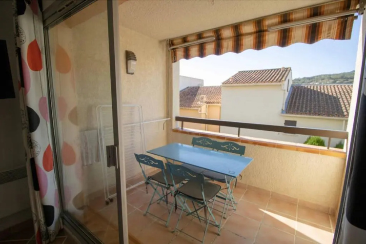 NICE 25 m BRIGHT with BALCONY and POOL