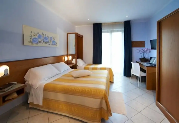 Deluxe Triple room with balcony and with partial sea view