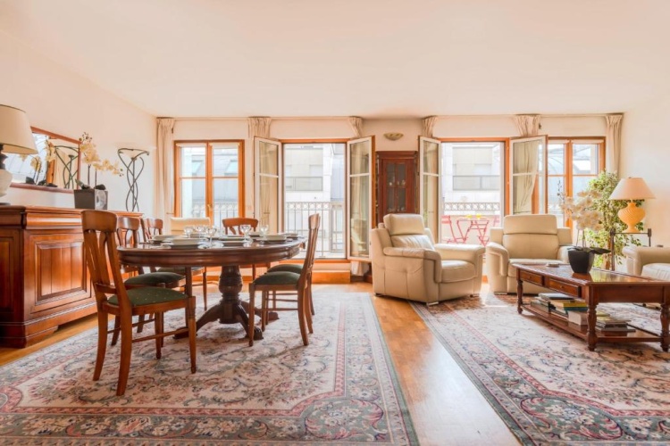3 Bedrooms Apartment