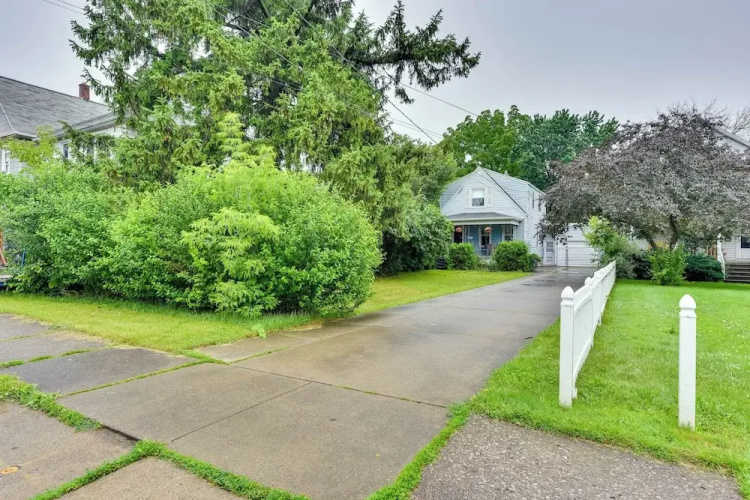 Themed New York Home ~ 2 Mi to Niagara Falls!