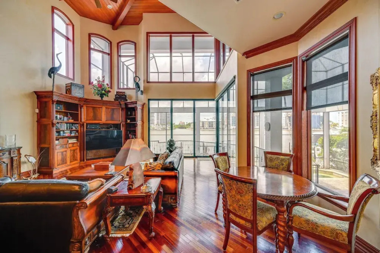 Waterfront Stunner: Effortless Elegance in Naples!