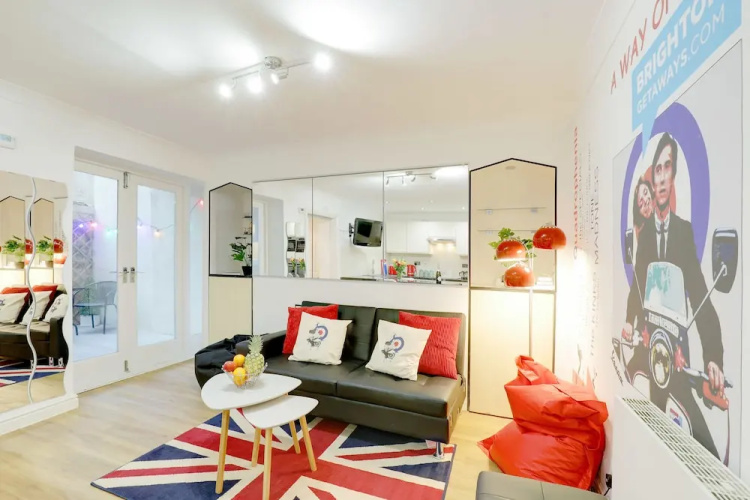 Brighton Getaways-Seaside Patio Apt