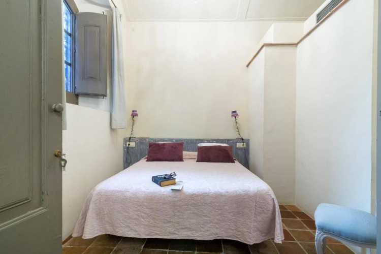 Economy Double Basement room