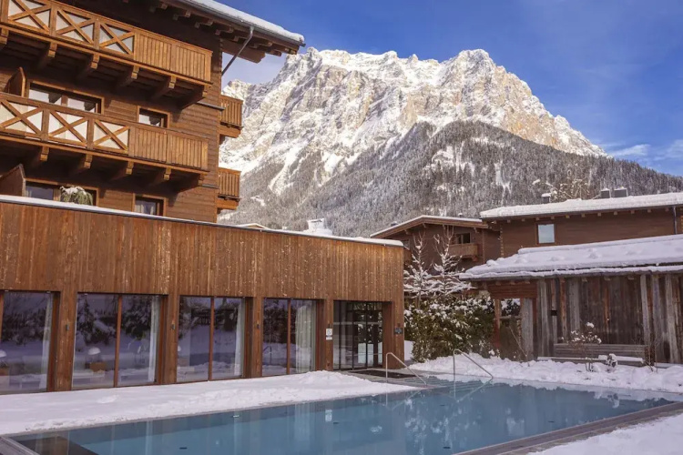 Spacious Apartment With Swimming Pool