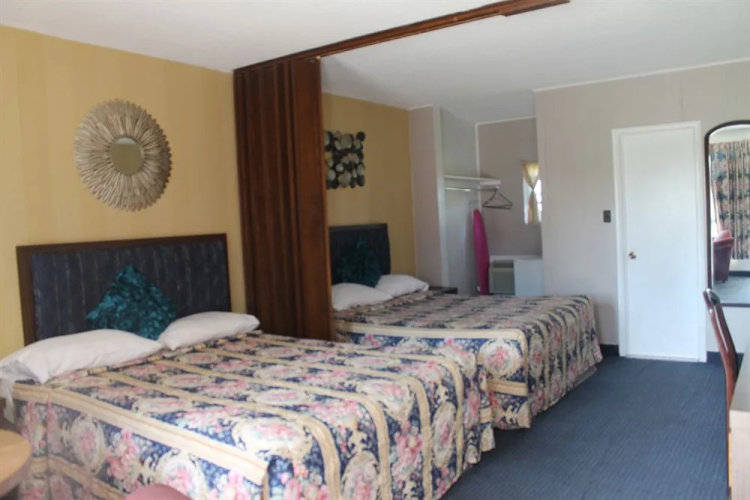 Advantage Inn