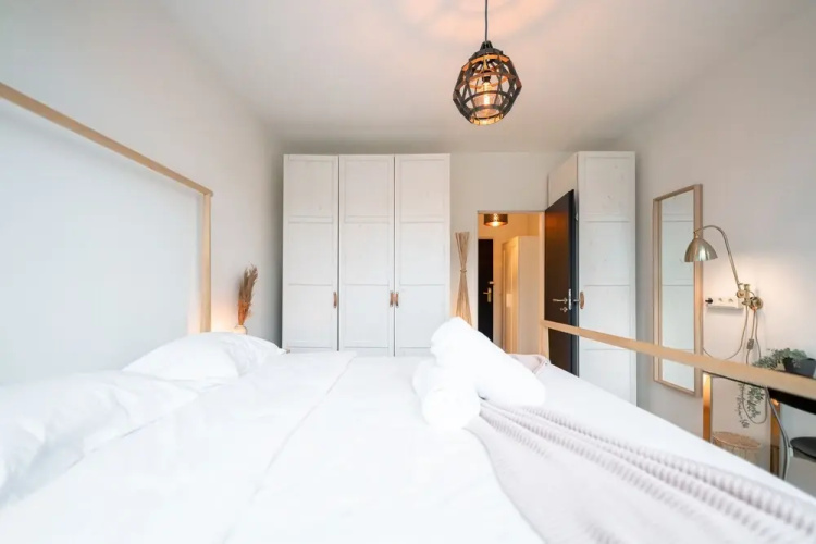 Designer 1BR Apartment with Pool & Prkg