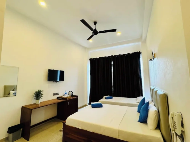 Deluxe Triple room with partial sea view