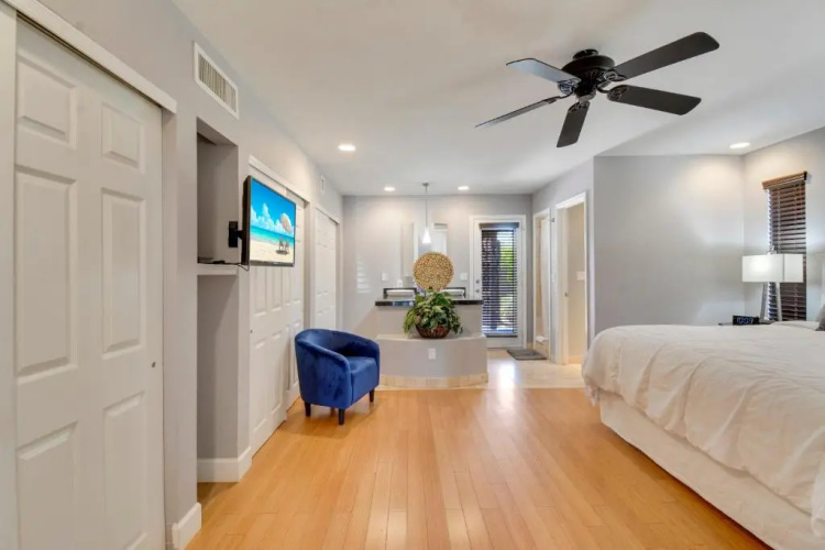 4 bdr, Two Master suite, billiards & desert oasis pool