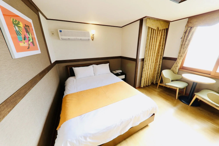 Hotel B