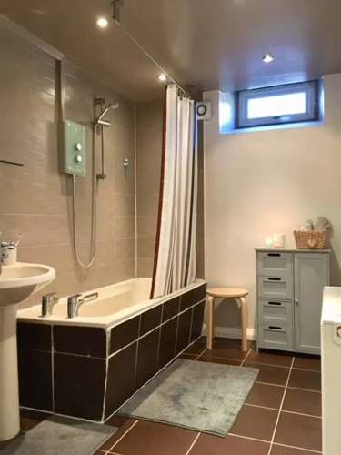 Spacious 3 Bedroom Flat in a Charming Location