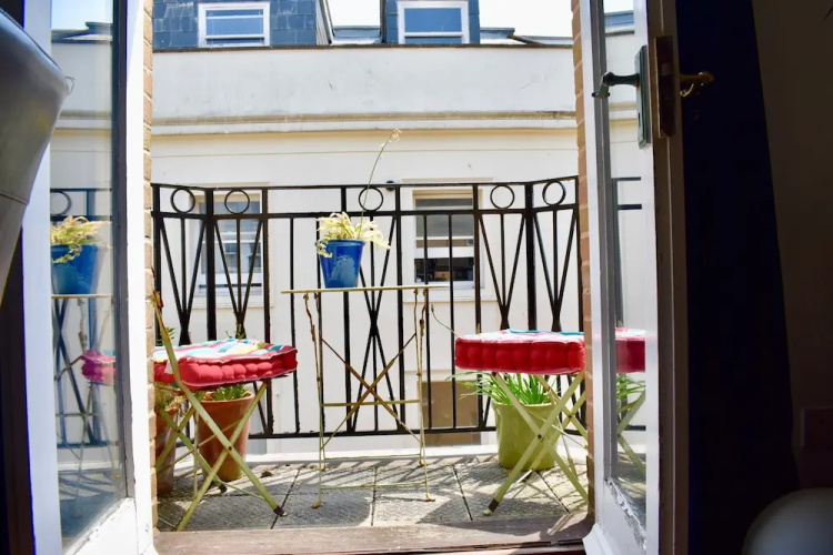 Bright Home Near Brighton Beach