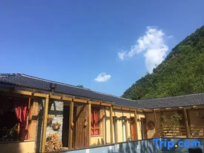 Lin'an Congqian. Man Hostel