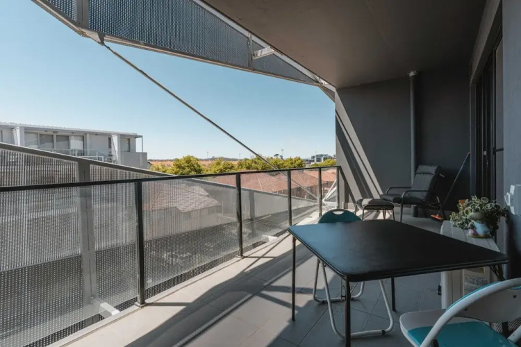 Lonsdale St 1-bed Unit With Study Area and Parking
