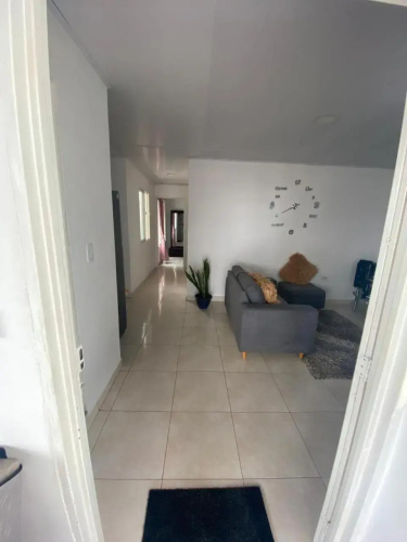 Hermoso apartamento con piscina y ascensor.
